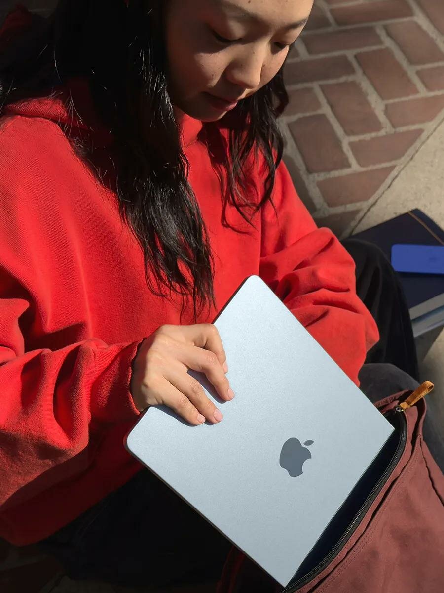 Ноутбук Apple MacBook Air 15 (M4, 10C CPU/10C GPU, 2025), 16 ГБ, 256 ГБ SSD, Sky Blue (небесно-голубой) — фото 7
